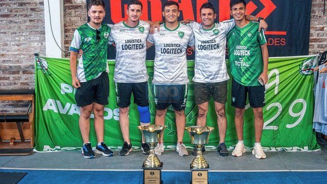 Los integrante de los planteles campeones de Camioneros exhibieron las copas. Los integrante de los planteles campeones de Camioneros exhibieron las copas.