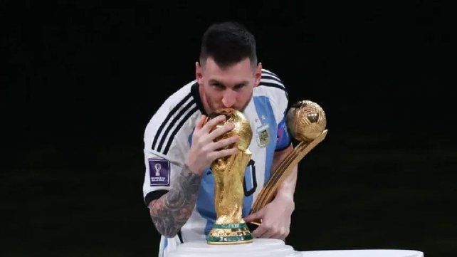 Lionel Messi con la copa del mundo y el trofeo al mejor jugador del mundial Lionel Messi con la copa del mundo y el trofeo al mejor jugador del mundial