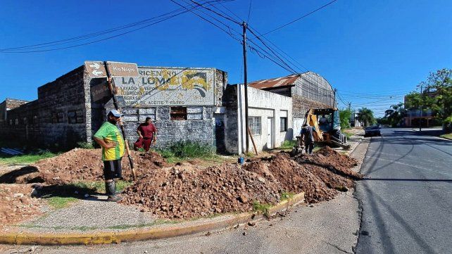 Personal de la Municipalidad de Paraná trabaja en la realización de enlaces de cañería de agua en Churruarín y Río Negro. También en Ramírez, entre Laurencena y Bravard