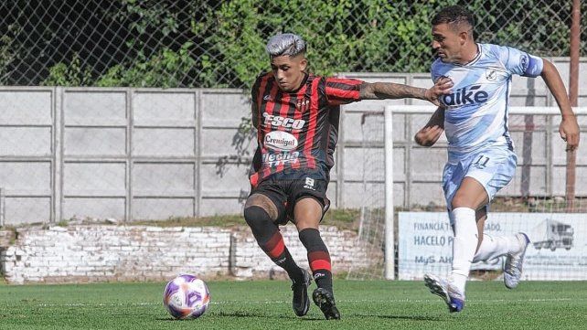 Kevin González manejó el balón en el mediocampo de Patronato. Kevin González manejó el balón en el mediocampo de Patronato.