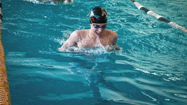 Lorenzo Rizzi Bauer, a principios de septiembre nadó en 400 combinados y se quedó con el récord provincial tras lograr un tiempo de 5 minutos y 7 segundos.