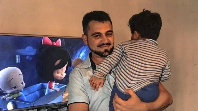 Devicenzi falleció en el mismo hospital donde trabajaba y adoptó a su hijo. El enfermero de Tucumán especializado en neonatología había inspirado a muchos