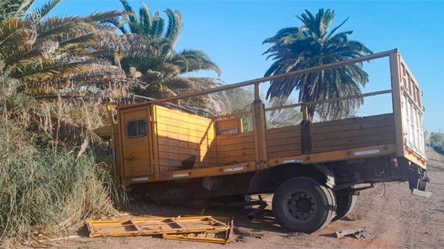 Departamento Diamante: dos muertos tras el despiste y choque de un camión Departamento Diamante: dos muertos tras el despiste y choque de un camión