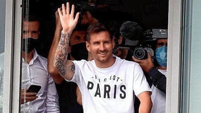 Lionel Messi saludó a los fanáticos del PSG a su llegada a París.