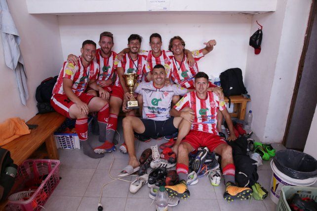 El festejo en el vestuario de Atlético Paraná.
