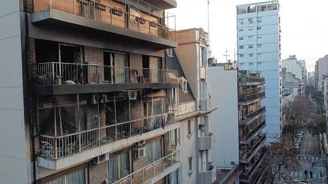 El incendio producido esta madrugada en el séptimo piso de un edificio dejó cinco muertos y 31 heridos