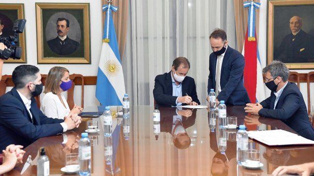 Bordet firmó el contrato para el nuevo edificio de la escuela Bazán y Bustos y otras obras.