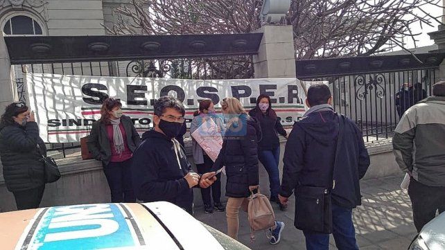 Seosper reclamó despidos frente a la sede central del Iosper. A la protesta se sumaron afiliados a la obra social