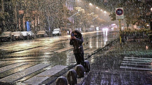 Apenas se inició la nevada, la gente salió a la calle en Córdoba a jugar con la nieve.