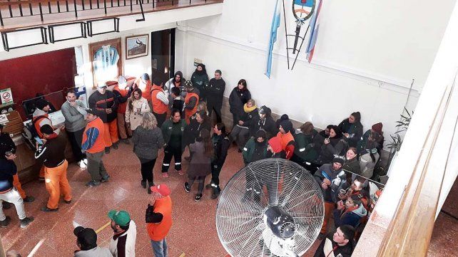 Asamblea: empleados municipales de Crespo reclaman un bono de 100 mil pesos Asamblea: empleados municipales de Crespo reclaman un bono de 100 mil pesos