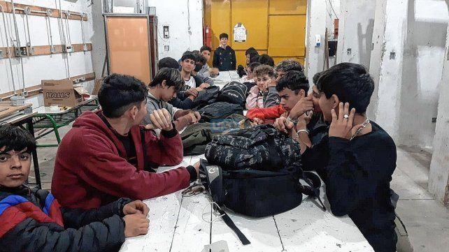 Los padres y madres de los alumnos exhibieron fotos de las condiciones en que se dictan los talleres.