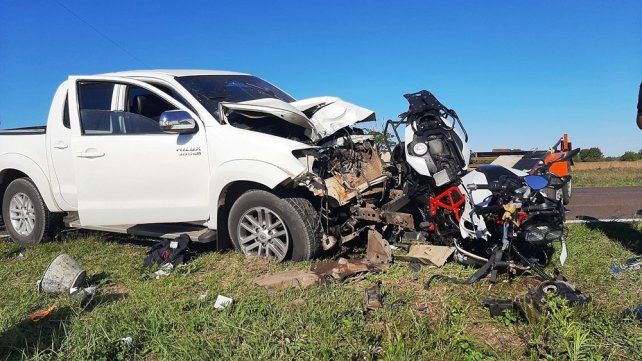 Importante choque en Ruta 12: un tráiler con motos colisionó a un vehículo donde viajaban entrerrianos
