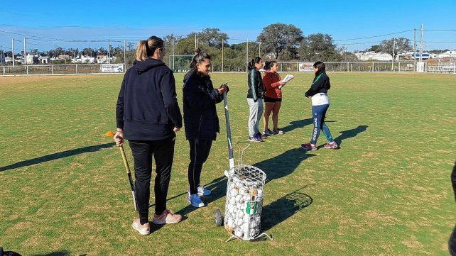 Juntas. La arquera Cosentino y la defensora Gorzelany antes de comenzar con la capacitación.