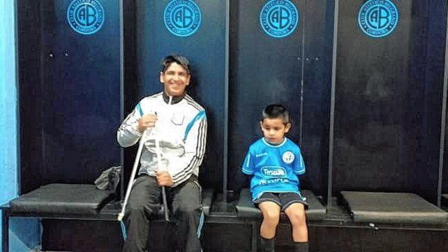 Elías junto a su entrenador en el vestuario de Belgrano.
