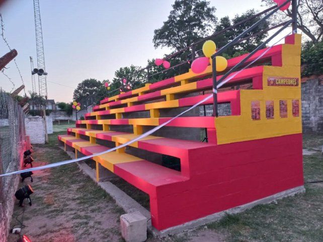 Tribuna Campeones tiene una capacidad de 120 personas. Tribuna Campeones tiene una capacidad de 120 personas.