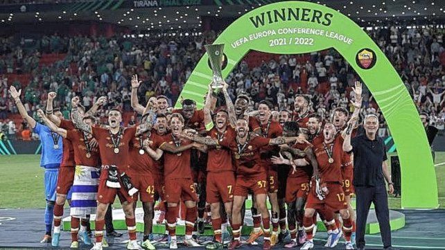 Roma se quedó con la Conference League.