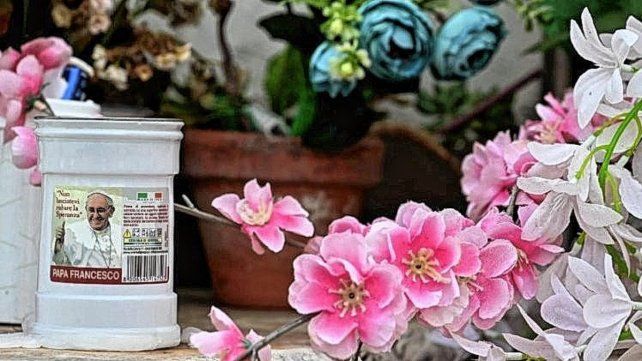 Oración. Continúan los mensajes de cercanía y los deseos de una pronta recuperación en la puerta de la clínica donde está internado el Papa. Oración. Continúan los mensajes de cercanía y los deseos de una pronta recuperación en la puerta de la clínica donde está internado el Papa.