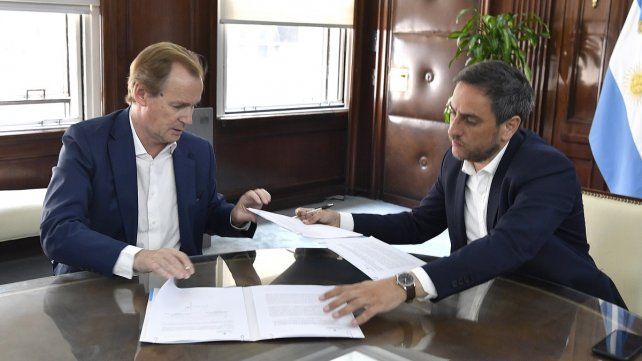 El gobernador Gustavo Bordet y el ministro Juan Cabandié firmaron convenios para coordinar acciones en el combate de los incendios.