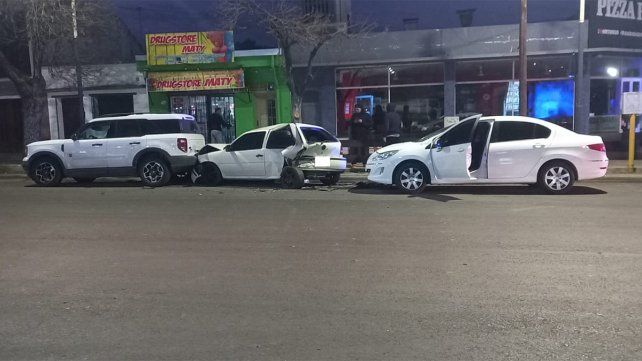 Paraná: una moto quiso sobrepasar un auto y desencadenó un choque en cadena Paraná: una moto quiso sobrepasar un auto y desencadenó un choque en cadena