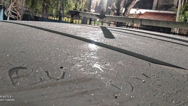 La helada que cayó en el techo de un vehículo en Paraná.