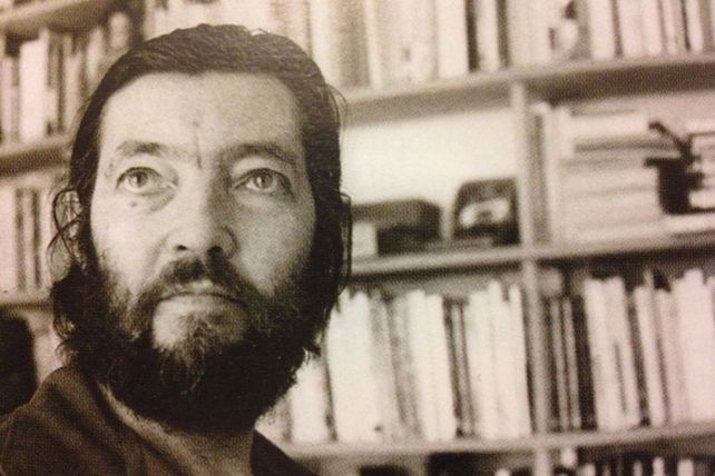 Los cuentos de Cortázar están llenos de resortes que el lector activa. Los cuentos de Cortázar están llenos de resortes que el lector activa.