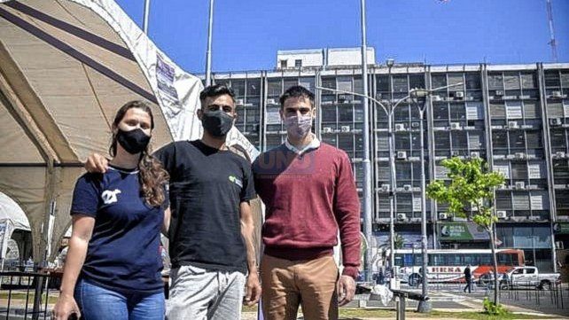 Gisela Pais, Cesar García y Emanuel González organizando la feria