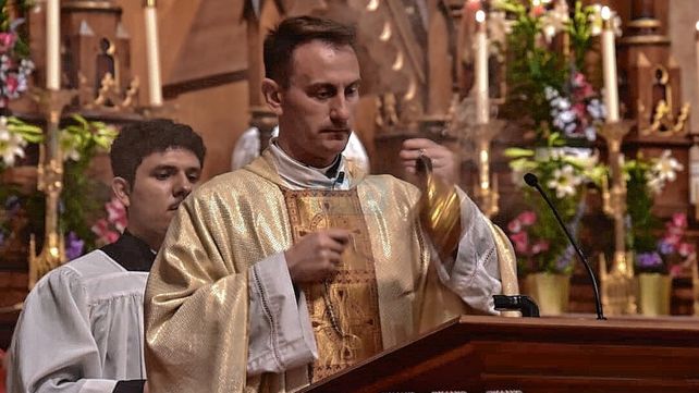 Oriundo. De Bovril, el sacerdote de 36 años tiene muy buena imagen en la región hispana de la ciudad de Peoria.