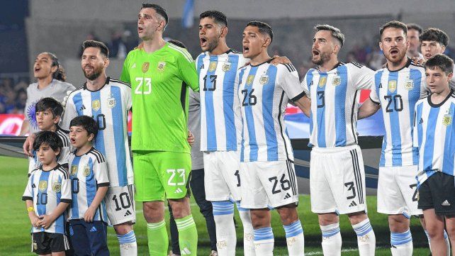 La Scaloneta entonando las estrofas del Himno Argentino.