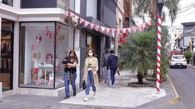 Las calles de Paraná tienen timidos arreglos navideños