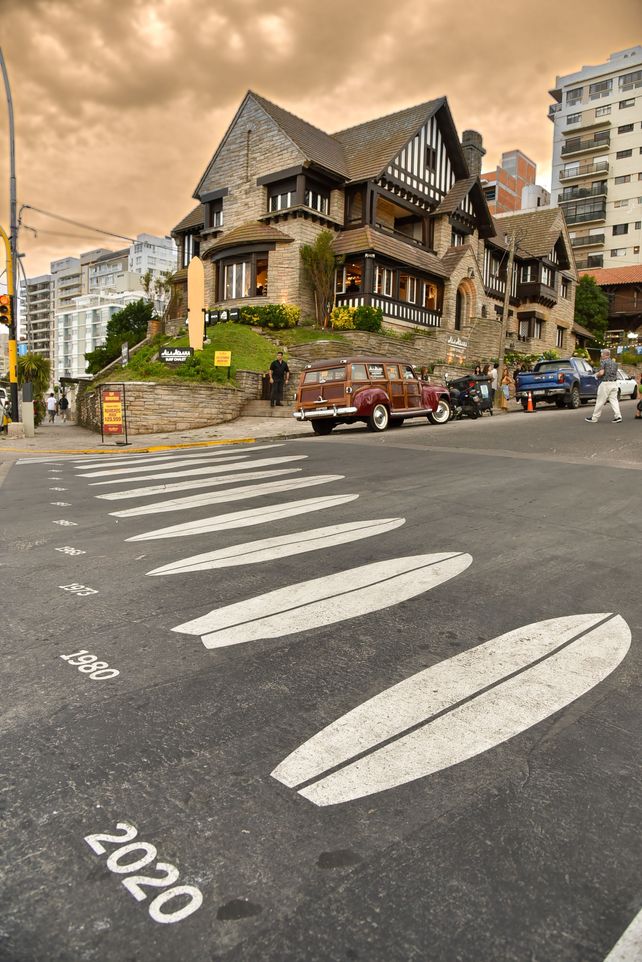 La senda peatonal con tablas y el Surf Chalet de fondo en una casa mítica construida en 1942. La senda peatonal con tablas y el Surf Chalet de fondo en una casa mítica construida en 1942.