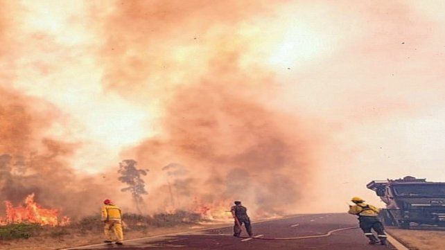 Bomberos trabajan incansablemente para sofocar los incendios en Corrientes.