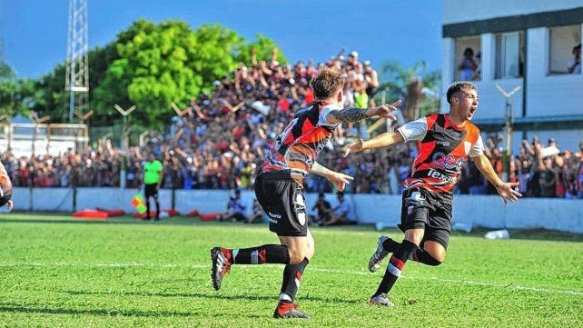 Lautaro Osuna festeja el gol de Cañadita en Viale.