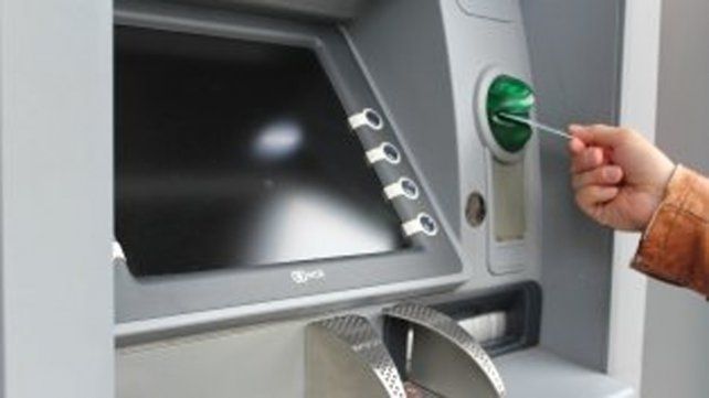 Para evitar estafas, nunca hay que brindar las claves, como la del cajero automático.