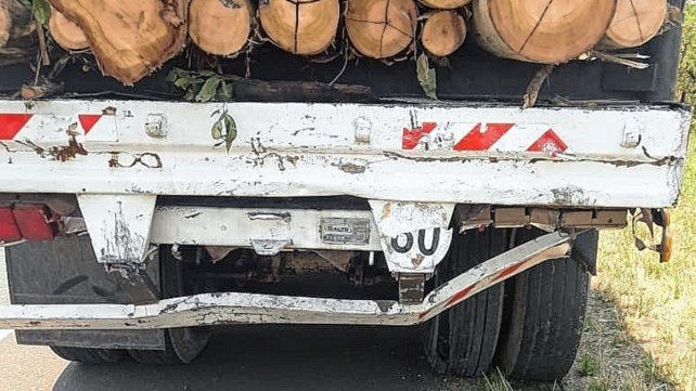Mujer quedó dormida al volante y chocó al camión.