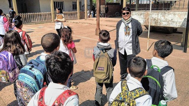 En el patio. Nancy Cañete tiene a su cargo la dirección de la Escuela Nº1 Gregoria Matorras de San Martín.
