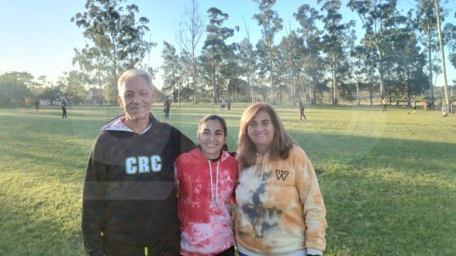 José Galarraga (presidente), Valentina Giménez (secretaria) y Viviana Vernack (vicepresidenta). Detrás, la práctica del equipo de sóftbol del Capibá RC. José Galarraga (presidente), Valentina Giménez (secretaria) y Viviana Vernack (vicepresidenta). Detrás, la práctica del equipo de sóftbol del Capibá RC.