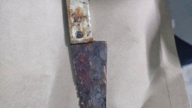 El cuchillo con rastros de sangre que fue hallado en la casa. El cuchillo con rastros de sangre que fue hallado en la casa.
