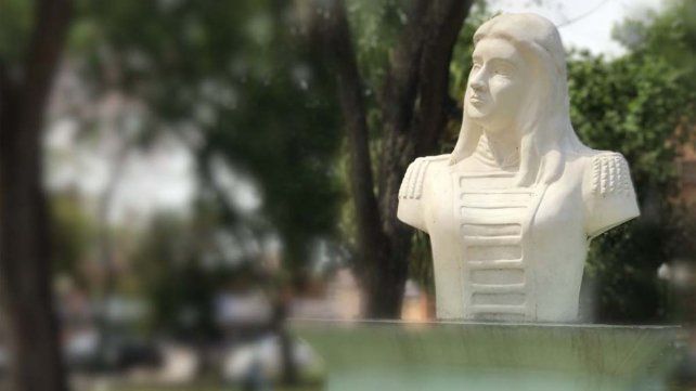 La Delfina forma parte de la historia y tiene su homenaje en el corazón de la Plaza Francisco Ramírez de Concepción del Uruguay.