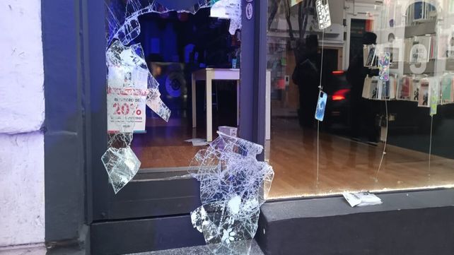 Asi quedó la vidriera de un local de accesorios para celulares en España al 700.