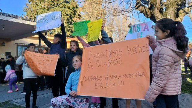 La comunidad educativa de Lucas González, departamento Nogoyá, levantó la voz en relación al edificio escolar que hoy se encuentra inhabitable. La comunidad educativa de Lucas González, departamento Nogoyá, levantó la voz en relación al edificio escolar que hoy se encuentra inhabitable.