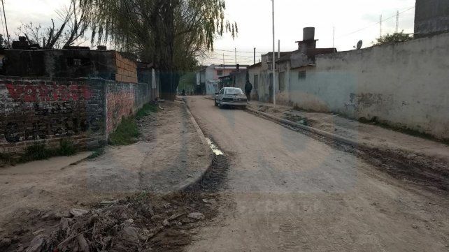 Cerca de las 20.30 del martes se alertó a la Policía y al sistema de emergencias de la existencia de un hombre apuñalado y golpeado severamante en cortada 1269, un pasillo del barrio Las Flores en Paraná.