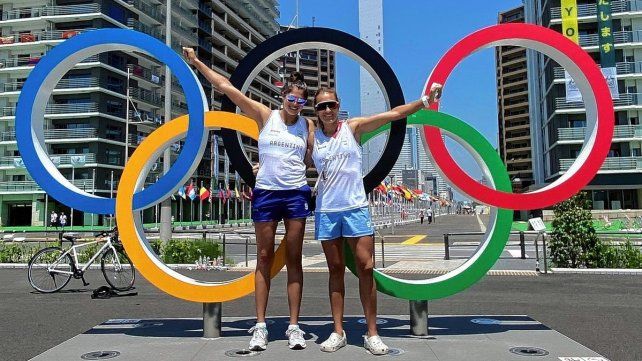 Ana Gallay junto a Pereyra en los anillos olímpicos de Tokio.