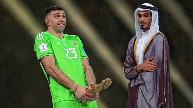 El gesto del Dibu Mart&iacute;nez al recoger el Guante de Oro del Mundial.