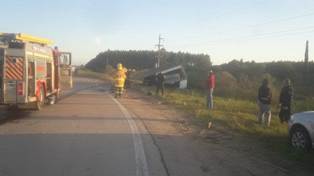 Los bomberos voluntarios de Ubajay, en plena tarea para retirar la camioneta del interior de la garita.