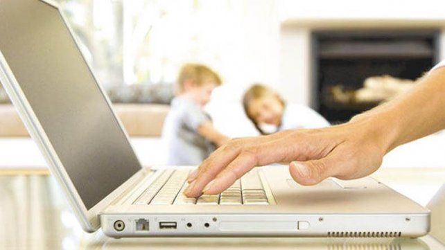 Empleados públicos nacionales con hijos de hasta 13 años harán teletrabajo