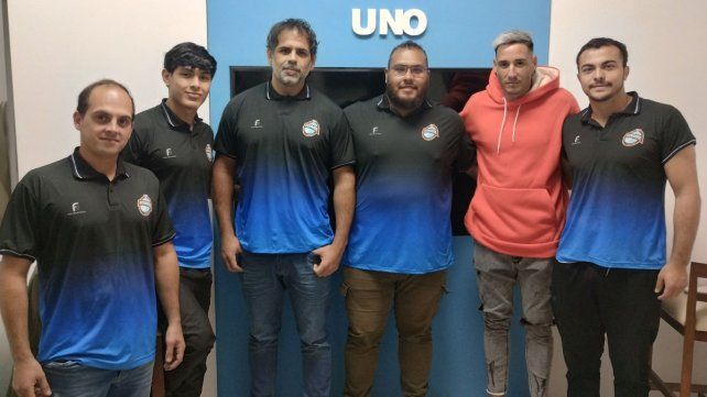 Carlos Ferreyra, Santiago Fariña, Cristian Benítez, Daniel Benítez, Joaquín Cuatrin y Nicolás Elizalde, jugadores y entrenador de Echagüe, en la Redacción de UNO. Carlos Ferreyra, Santiago Fariña, Cristian Benítez, Daniel Benítez, Joaquín Cuatrin y Nicolás Elizalde, jugadores y entrenador de Echagüe, en la Redacción de UNO.