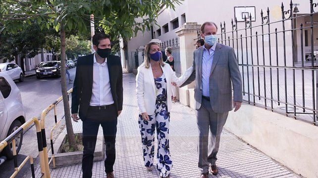 Bordet, Stratta y Müller llegan a la escuela Bavio para el inicio del ciclo lectivo.