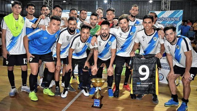 El plantel de Don Bosco con la Copa que la organización le destinó al subcampeón del Regional.