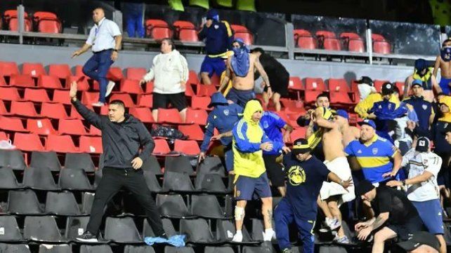 Juan Román Riquelme, en el medio de la policía y los hinchas de Boca. Juan Román Riquelme, en el medio de la policía y los hinchas de Boca.