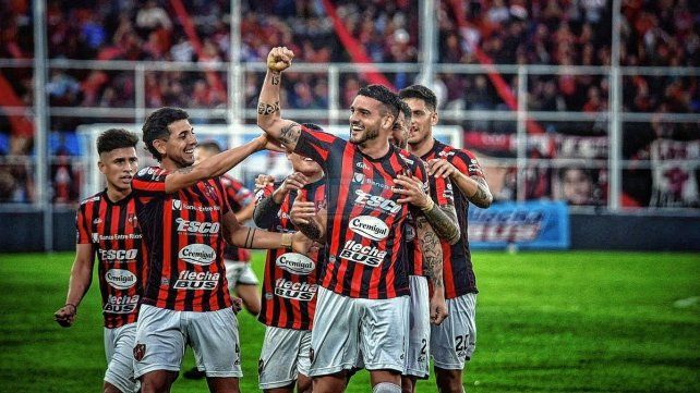 Cristian González festeja el primer gol de Patronato en la victoria ante Flandria. Cristian González festeja el primer gol de Patronato en la victoria ante Flandria.